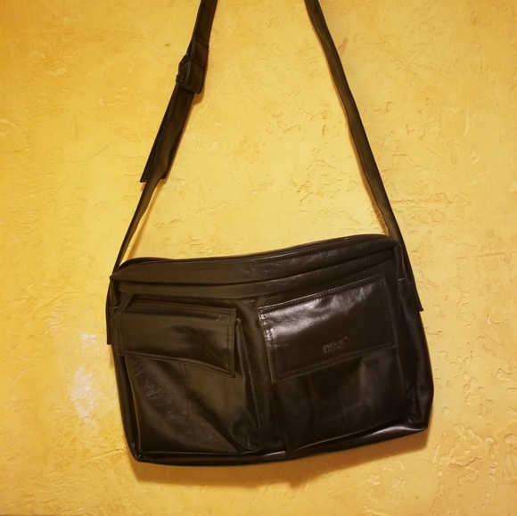 Matt & Nat Handbags - *RARE* Matt & Nat Black Laptop/Messenger Bag - LIKE NEW!